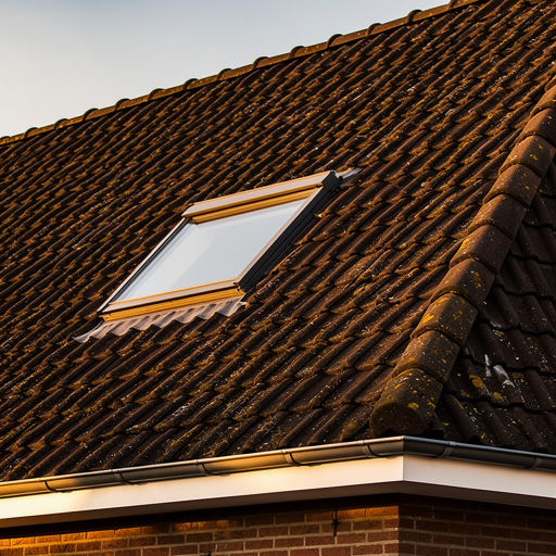 Wit kantelbaar kunststof dakraam met HR++ glas op een zolderkamer